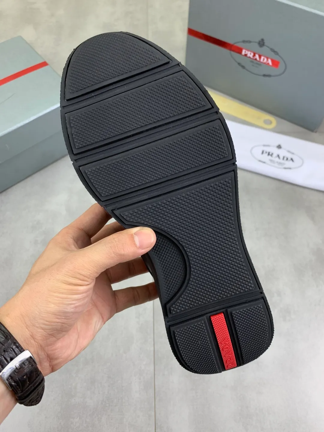 Men's men's shoes💰P600💰【New style】Top quality, classic popular models on the official website, timeless for a century,🆘 The trendy brand (Prada) mainly promotes popular models, avant-garde and versatile fashionable men's shoes, private version molding, cowhide surface splicing 1:1 oil edge processing... fashionable and simple, original imported cowhide interior cowhide feet; the atmosphere and personality are more fashionable, eye-catching and pursuing class. It will subvert old ideas and be a must-have for fashionistas who want to spend time with you! Must keep it! High-end comfort, high-end quality workmanship. Size: 38-44 4️⃣ colors available. full package